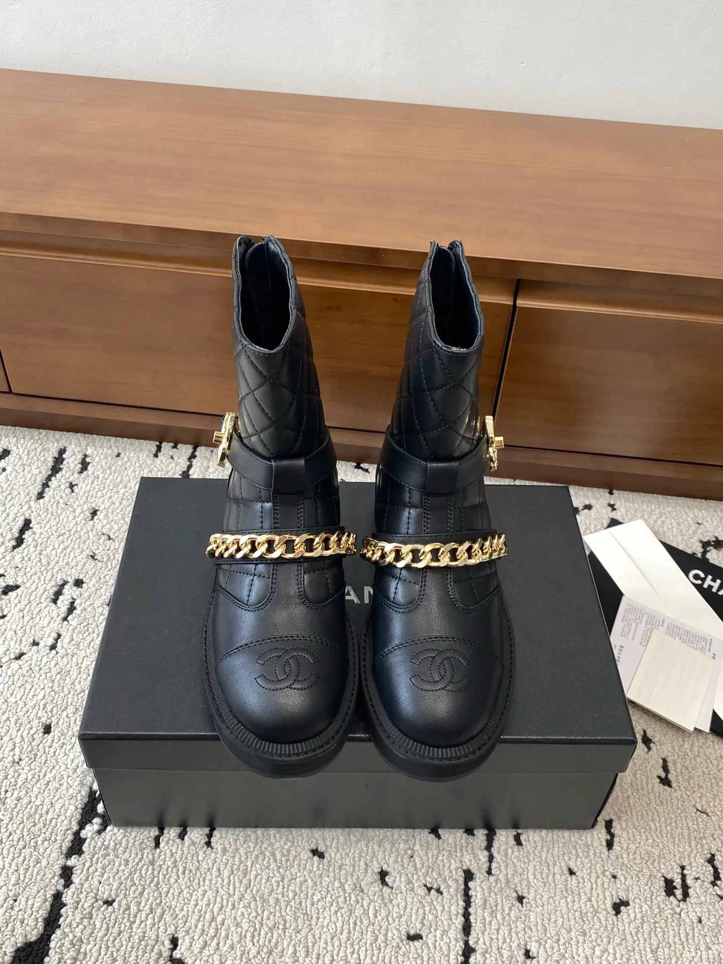 👟👟Ex-factory price 700👟👟 High version🍀 CHANEL 2025s autumn and winter series short boots, made of imported cowhide, with an additional height of 5cm to show leg length. Chanel's classic rhombus is used on the boot shaft, which Xiao Meimei particularly likes. This is Chanel's most popular style this autumn and winter. In addition, the entire boot shaft is equipped with a classic chain and school bag buckle. It is made of full-grain cowhide and uses a rear zipper. It is easy to put on the foot and super comfortable. It is a must-have for this autumn and winter. 🔴 Upper material: imported cowhide leather with anti-rust metal chain ❤︎ Consistently authentic ❤︎ Outsole: original Italian anti-slip rubber outsole Number of yards: 35-40 (40 is custom-made, non-refundable and non-exchangeable) Buy now 👉 Buy now 👉 Buy now 👉 Buy now 👉 Buy now 👉 Buy now 👉 Buy now 👉 Buy now 👉 Buy now 👉 Buy now 👉